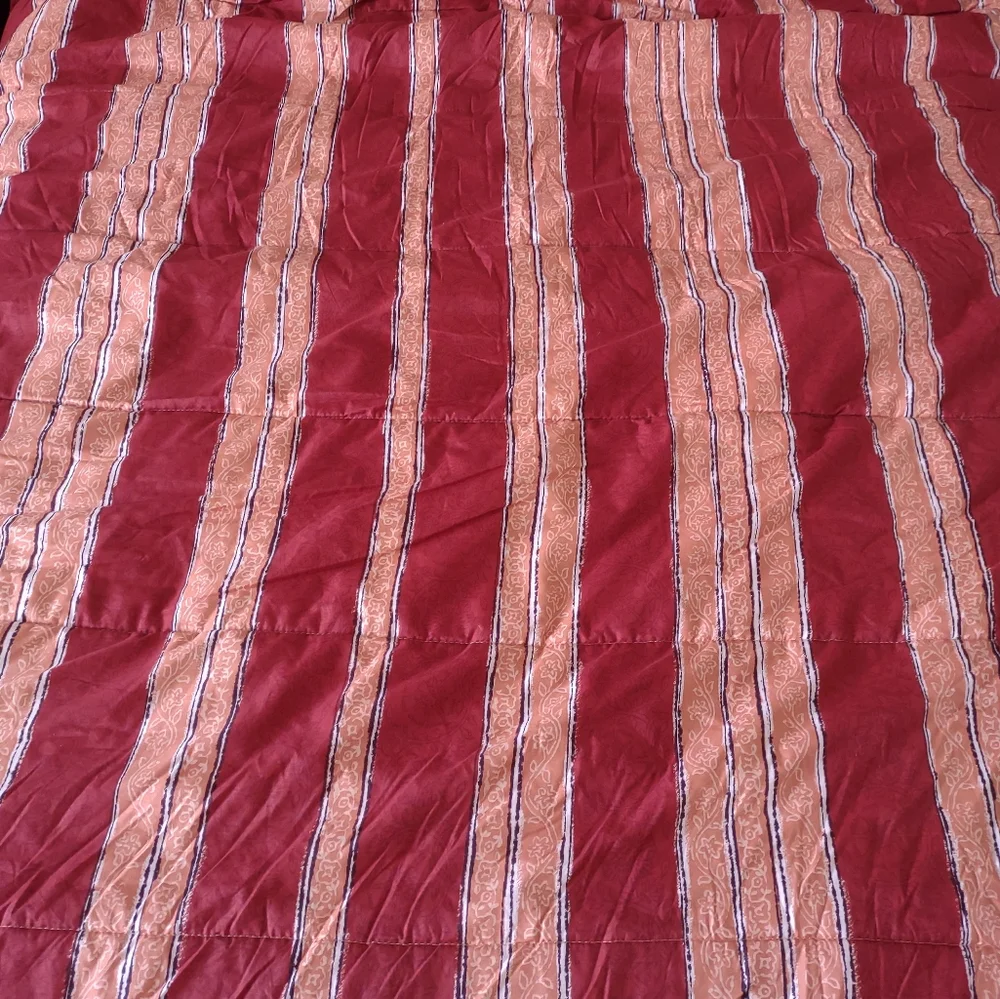 Comforter medallion exotic motif Reversible stripes red
